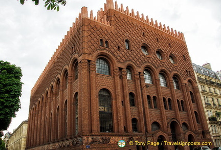 This fabulous building is the Institute of Art and Archaeology of the University of Paris